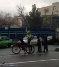 عکس/اقدام انسانی یک دوچرخه سوار با کودکان کار در خیابان