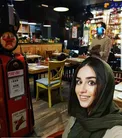 تیپ متفاوت خانم بازیگر در کافه ای در خارج از ایران+عکس