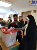وزیر ارتباطات و همسر و فرزندش پای صندوق رأی/عکس