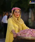 تیپ شاد هانیه توسلی پای دیگ گلاب گیری/عکس