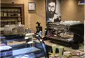 تصویری خاص از رهبر انقلاب در یک کافه
