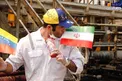بوسه ملوان ونزوئلایی بر پرچم ایران + عکس