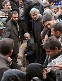 حاج قاسم سلیمانی در قبر شهید مدافع حرم +عکس