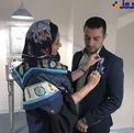 خانم هنرپیشه درحال مرتب کردن ظاهر شوهر بازیگرش+عکس