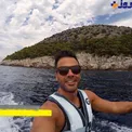 عکس خاص خواننده مشهور در دریاچه ای زیبا