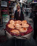 عکسی جالب از نان فروش دوره گرد کابلی