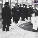 عکس/ مظفرالدین شاه در حال نوشیدن آب معدنی در فرانسه!