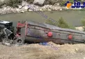 واژگونی تریلر حامل ضدیخ و آلوده شدن رودخانه کشکان