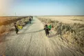 خادمان کوچک زائران اربعین در صحرای عبرات/ عکس