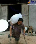 بارکشی عجیب یک پدر با وجود قطع شدن هر دو پایش+عکس
