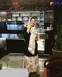 خانم بازیگر با مانتو و دامنی خاص در کافه رضا صادقی+عکس