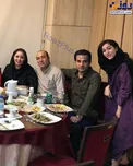 ژاله صامتی در کنار همسر و دختر و دامادش/عکس