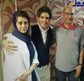 تصویر امیرعلی نبویان و همسرش در کنار محمد بحرانی (صداپیشه جناب خان) در پشت صحنه خندوانه