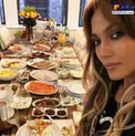 سلفی جالب جنیفر لوپز با میزی پر از غذا