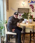 مهران غفوریان در یکی از کافه های اروپایی/عکس