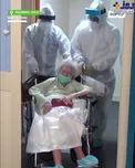 زن ۱۰۰ساله موفق به شکست کرونا شد +عکس
