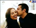 عكس/بوسه بازيگر معروف بر صورت همسرش