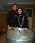 خانم مجرى به همراه برادرش، پاى ديگ نذرى+عکس