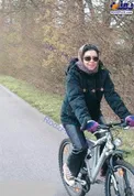دوچرخه سواری خانم بازیگر در خیابان های خارج از ایران+عکس