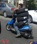 عکس/شیوه عحیب حمل لاستیک توسط موتورسیکلت!