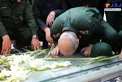 بوسه سرلشکر سلامی بر مزار «حاج قاسم» +عکس