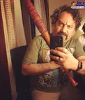 چوب بیسبال عجیب نویسنده معروف ایرانی/عکس