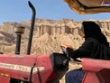 خانم بازیگر درحال رانندگی با تراکتور!+عکس