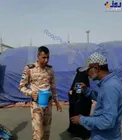 عکس/ پذیرایی افسر عراقی به زائران