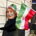ژست عجیب و غریب خانم بازیگر با پرچم! +عکس