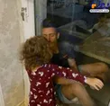 بوسه وریا غفوری و دخترش در قرنطینه/عکس