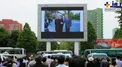 مردم کره شمالی در خیابان ها درحال تماشای اخبار+عکس