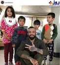 عكس يادگاري تتلو در کنار کودکان زلزله زده