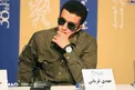 عینک آفتابی زدن آقای بازیگر وسط نشست خبری + عکس
