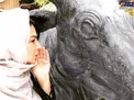 صحبت‌هاى در گوشى خانم بازیگر با گاو! +عکس