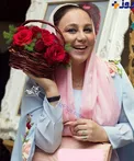 عکس دیده نشده خانم بازیگر با یک سبد گل