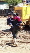 دو کودک در پناه یک پاسدار