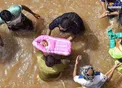 نجات یک نوزاد از هجوم سیل/عکس
