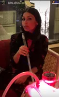همسر آقای سرمربی درحال قلیان کشیدن/عکس