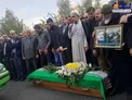 نماز فرزند آیت‌الله منتظری بر پیکر اعظم طالقانی +عکس