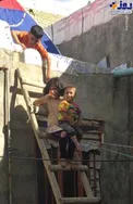 فرار از سیل با چادر زدن در سقف خانه!/عکس