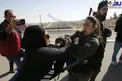 عکس/ درگیری زن فلسطینی با سرباز زن اسراییلی