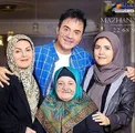 داریوش فرضیایی در کنار مادر، خواهر و خواهرزاده اش/عکس