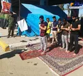 نماز جماعت زائران اهل تسنن در مسیر پیاده روی کربلا+عکس
