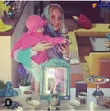 عکسی دیده نشده از خانم سوپراستار و دختر خردسالش
