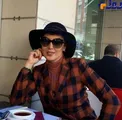 کت و کلاه خاص و متفاوت خانم بازیگر در یک رستوران