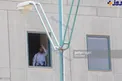 عکس/لحظه اعلام پایان عملیات ضدتروریستی توسط یکی از ماموران