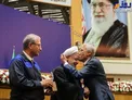 عکس/ بوسه کارگری بر پیشانی روحانی