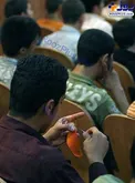 پسری که سر کلاس بافتنی می بافد! +عکس