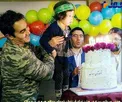 آقای بازیگر مشهور در جشن تولد كودكان شهداي مدافع حرم+ عکس