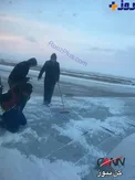 عکس/ نحوه عجیب يخ زدايى از بال هواپیما در اردبيل